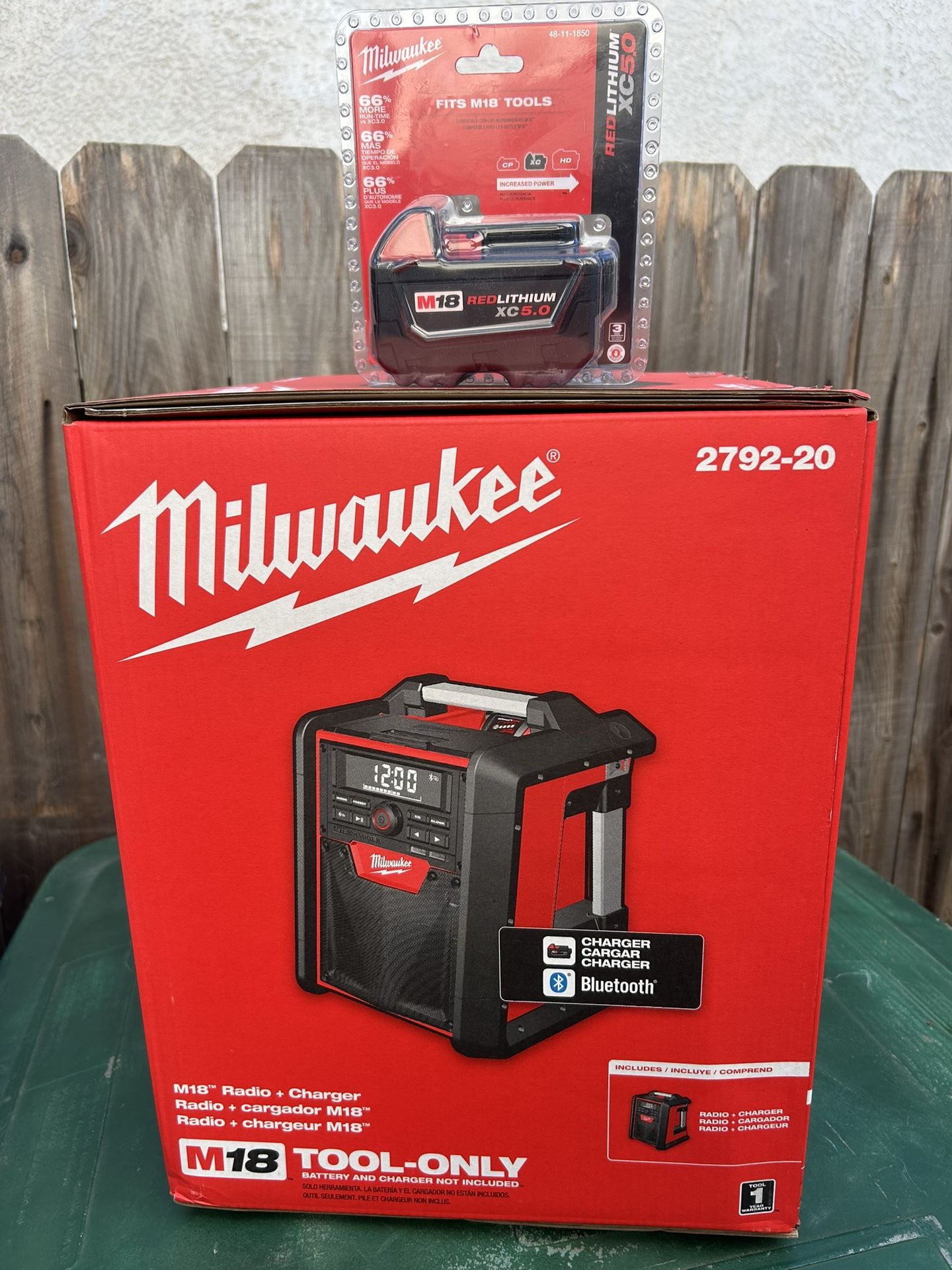 Milwaukee Tools - Radio + Battery 