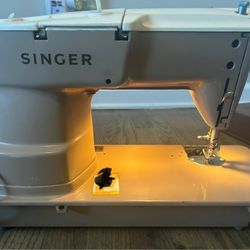Vintage Singer Sewing Machine – Motor Runs, Light Works – AS-IS