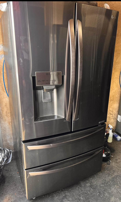 LG 4-Door French Door Fridge with Ice Maker