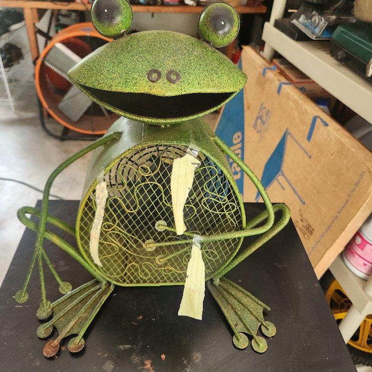 Metal frog fan