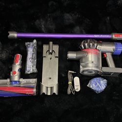 Dyson V8 Animal+ Cordless Vacuum w/ BRAND NEW Battery and Filters - CLEAN