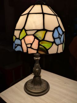 Vintage Tiffany style accent table lamp pink blue roses stain glass floral