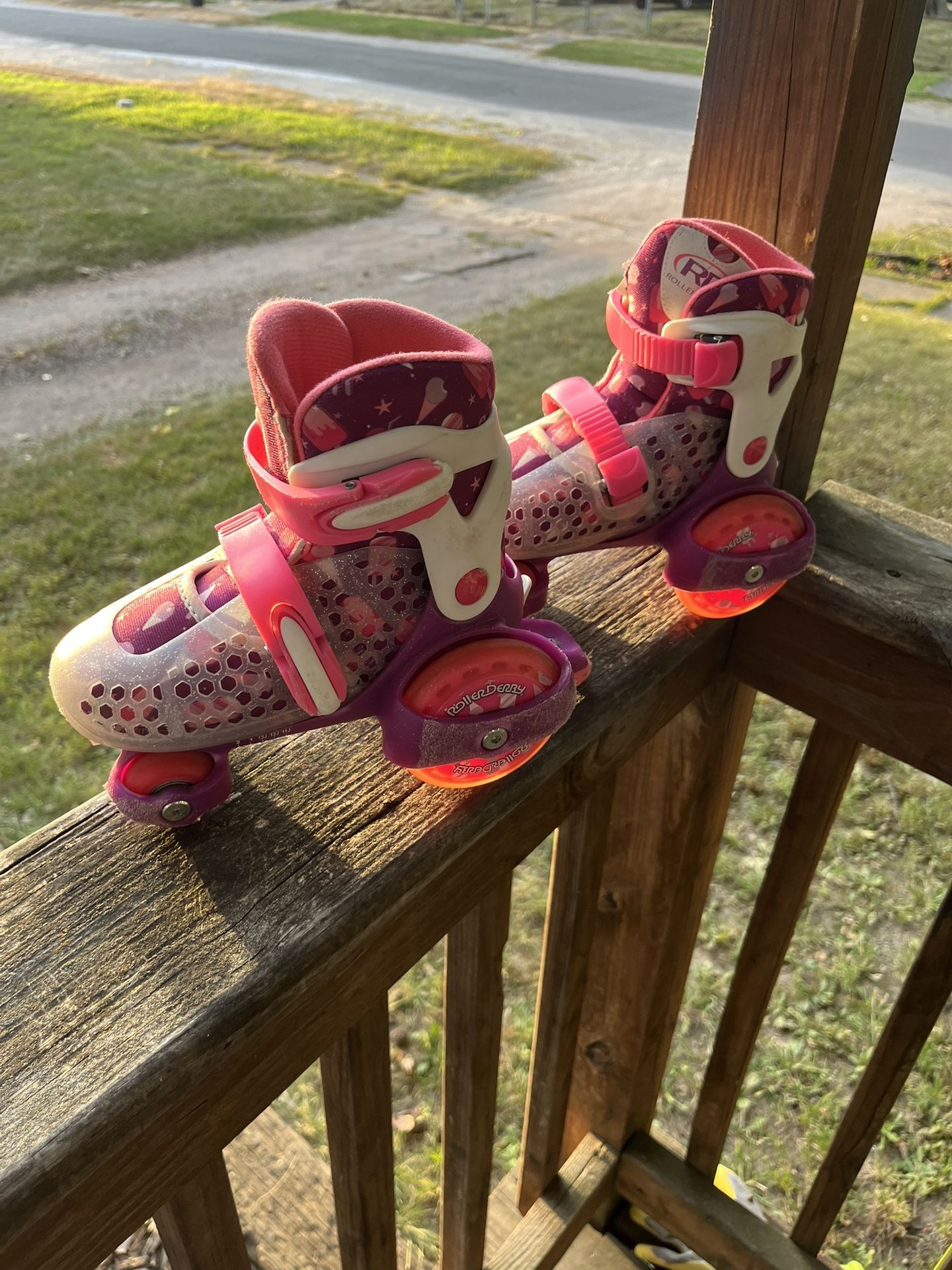 Youth Girls Adjustable Roller Derby Quad Skates (Size 11-2)