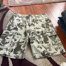 34” Quicksilver Cargo Shorts