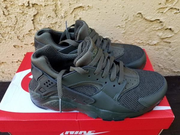 Nike huaraches size 6.5y new for Sale in Los Angeles, CA - OfferUp