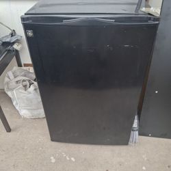 GE Medium size fridge  It's Not A Mini 