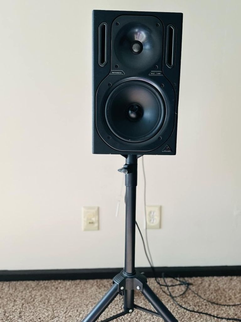 Behringer TRUTH B2031A High-Resolution Reference Studio Monitor With Stand