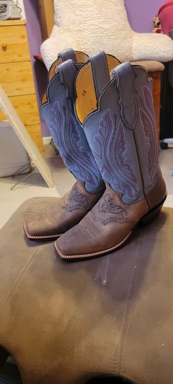 Womens or young ladies Cowboy boots.