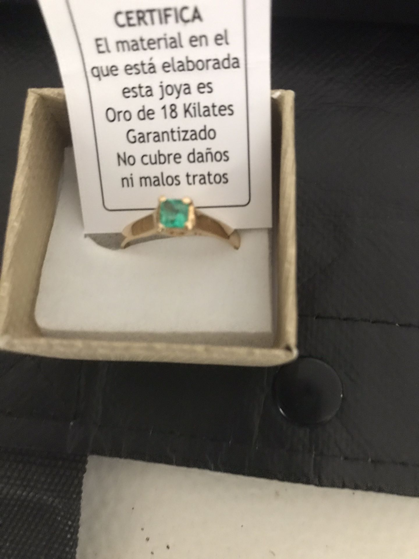 18 K gold ring with emerald