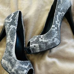 Guess Peep Toe Platform Pump Heel Shoes Snake Print Size 6.5