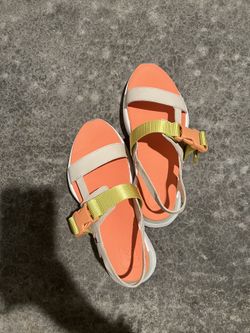  4 Women’s Sneakers Sandals 