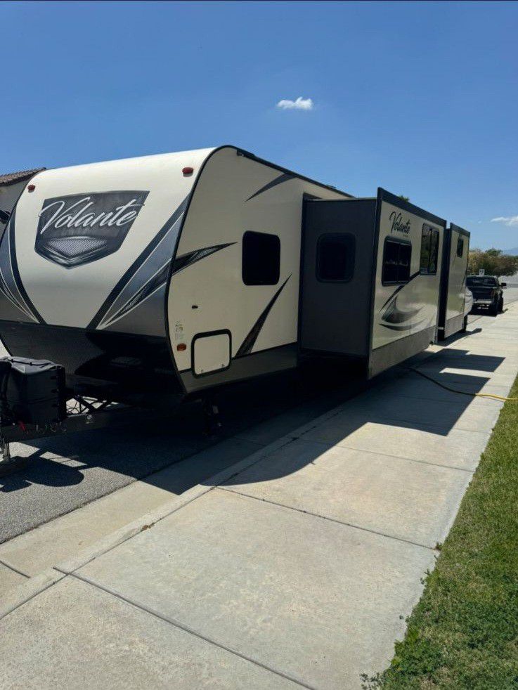2 bedroom rv travel trailer! VERY CLEAN & SPACIOUS WITH A MODERN DESIGN 