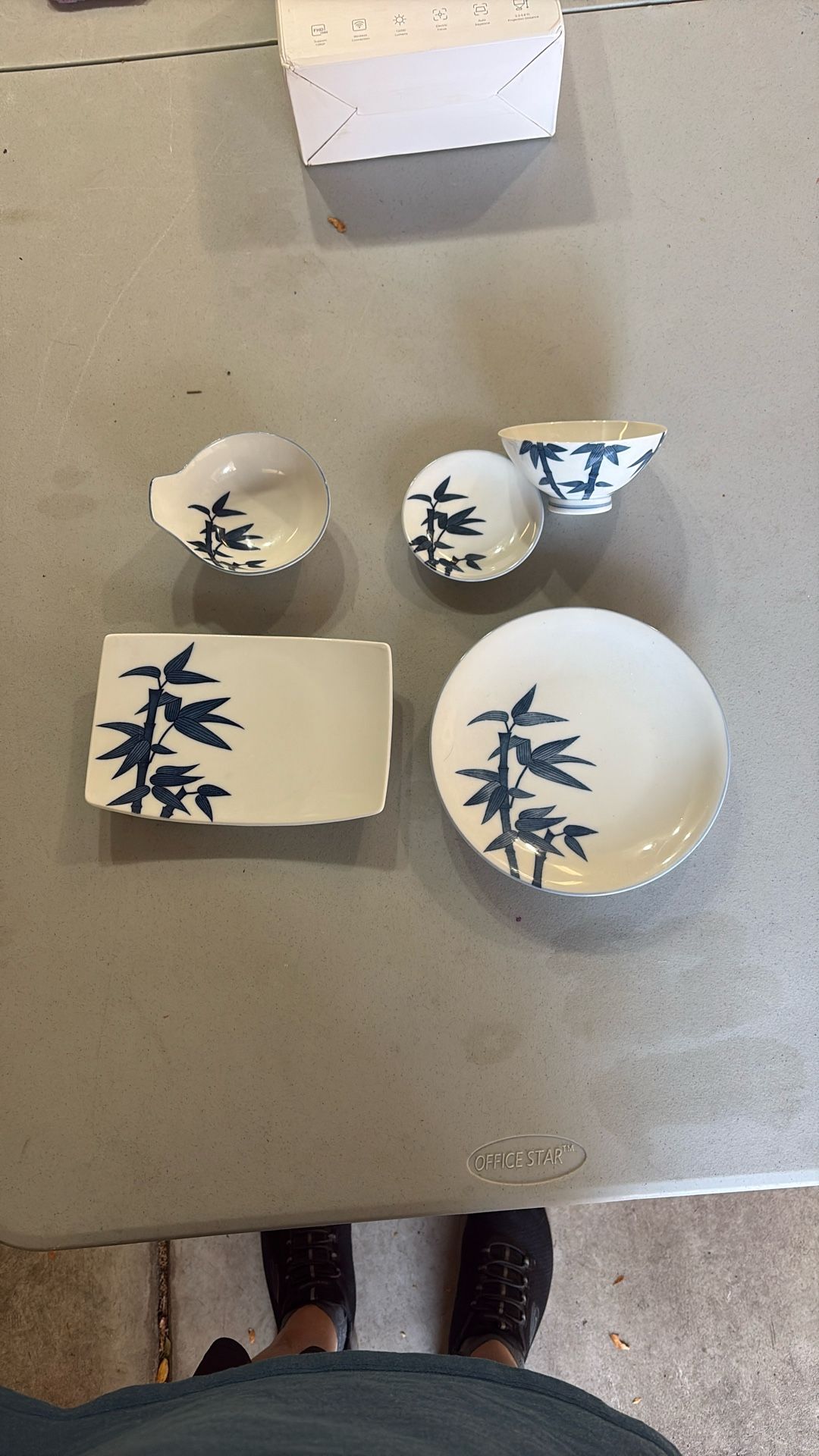 30 Piece Japanese Porcelain Dish Set