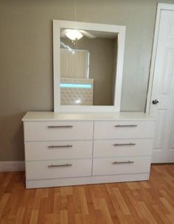 Dresser With Mirror 