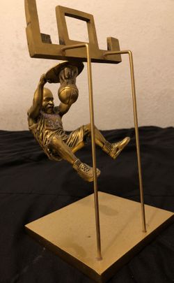 Shaq #34 dunking statue