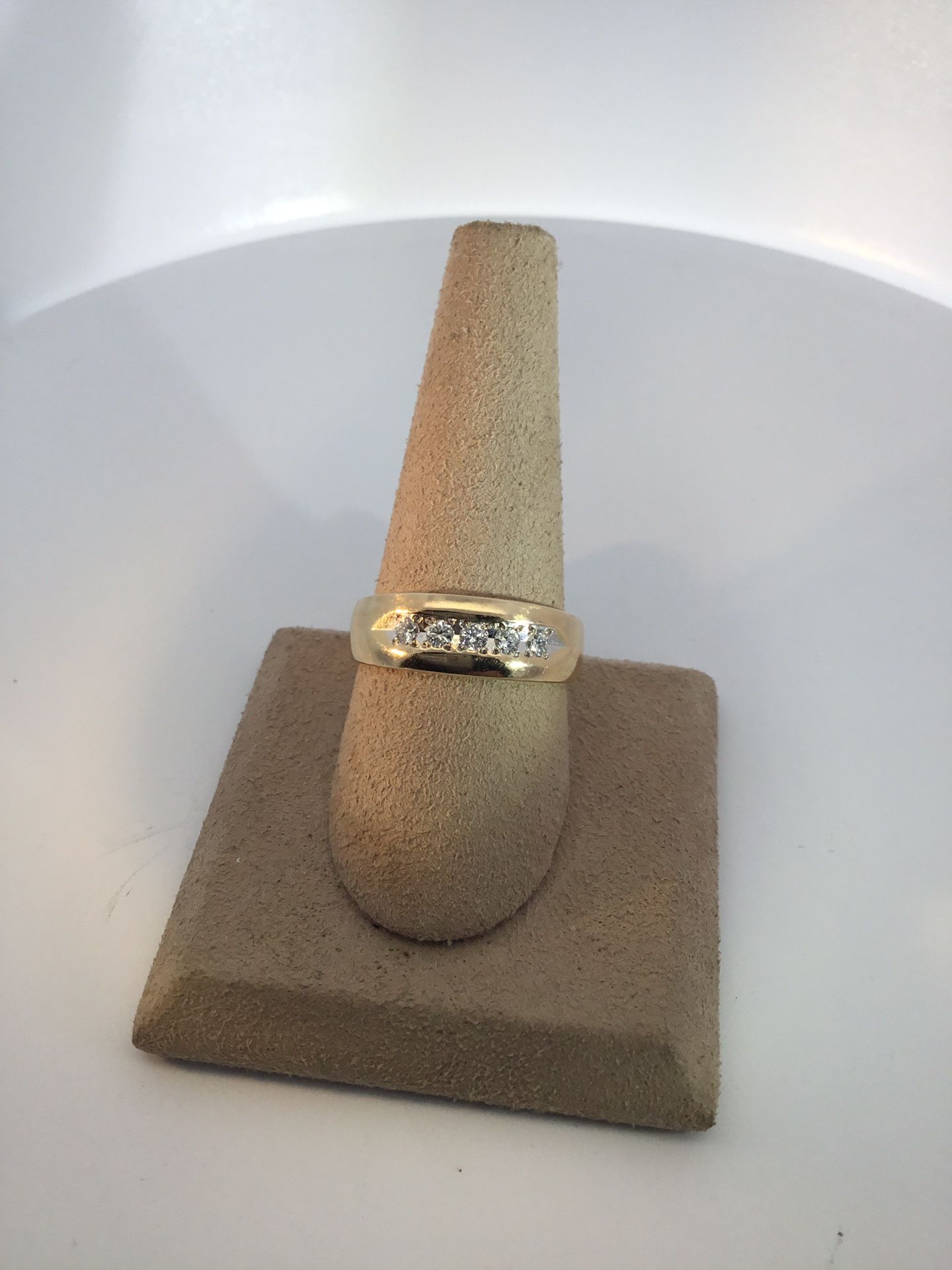 14Karat Yellow Gold Men’s Diamond Wedding Band Size 9 With 0.25Tw Round Diamonds