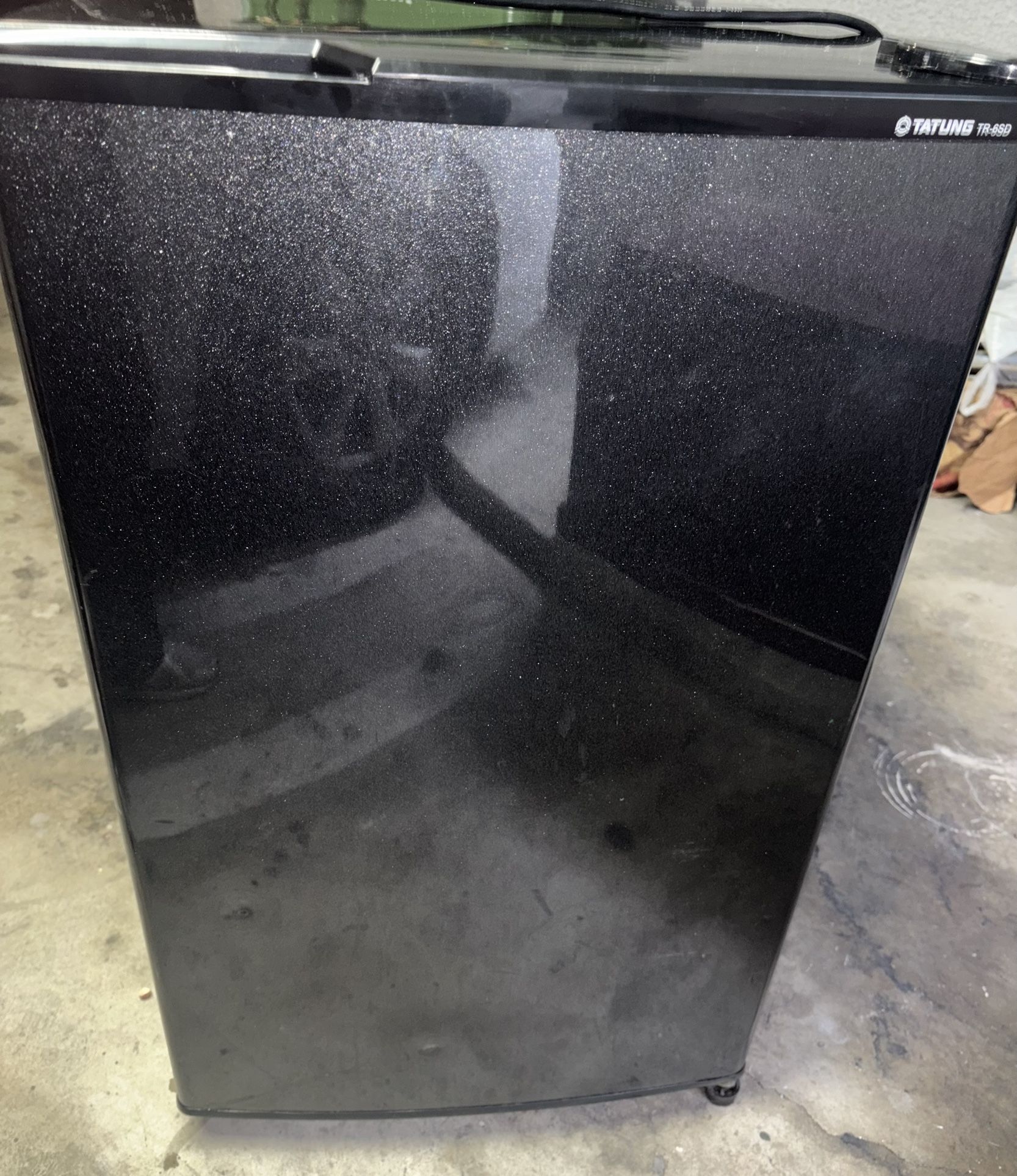 Tatung Co. Mini Fridge MODEL: TR-6SD Refrigerant: R-134a 1.8 oz (black Color) Used (33 H, 19 W, 18 D)