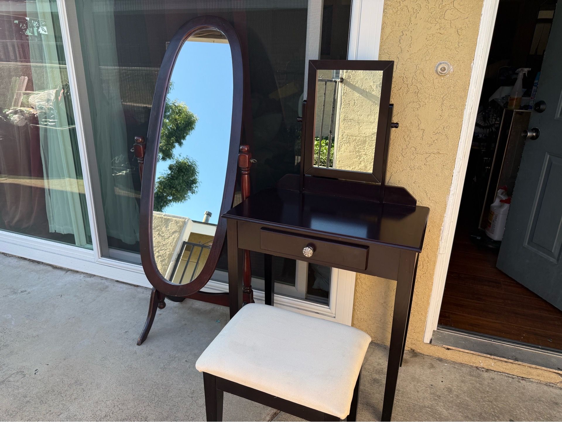 Set of vanity