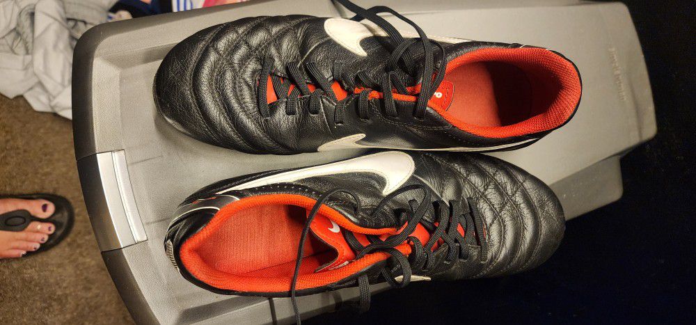 Nike Tiempo Size 9 Soccer Cleats 