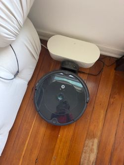 iRobot Roomba 694 Robot Vacuum with Charging Base