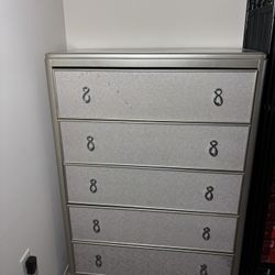 Chest With 5 Drawers 