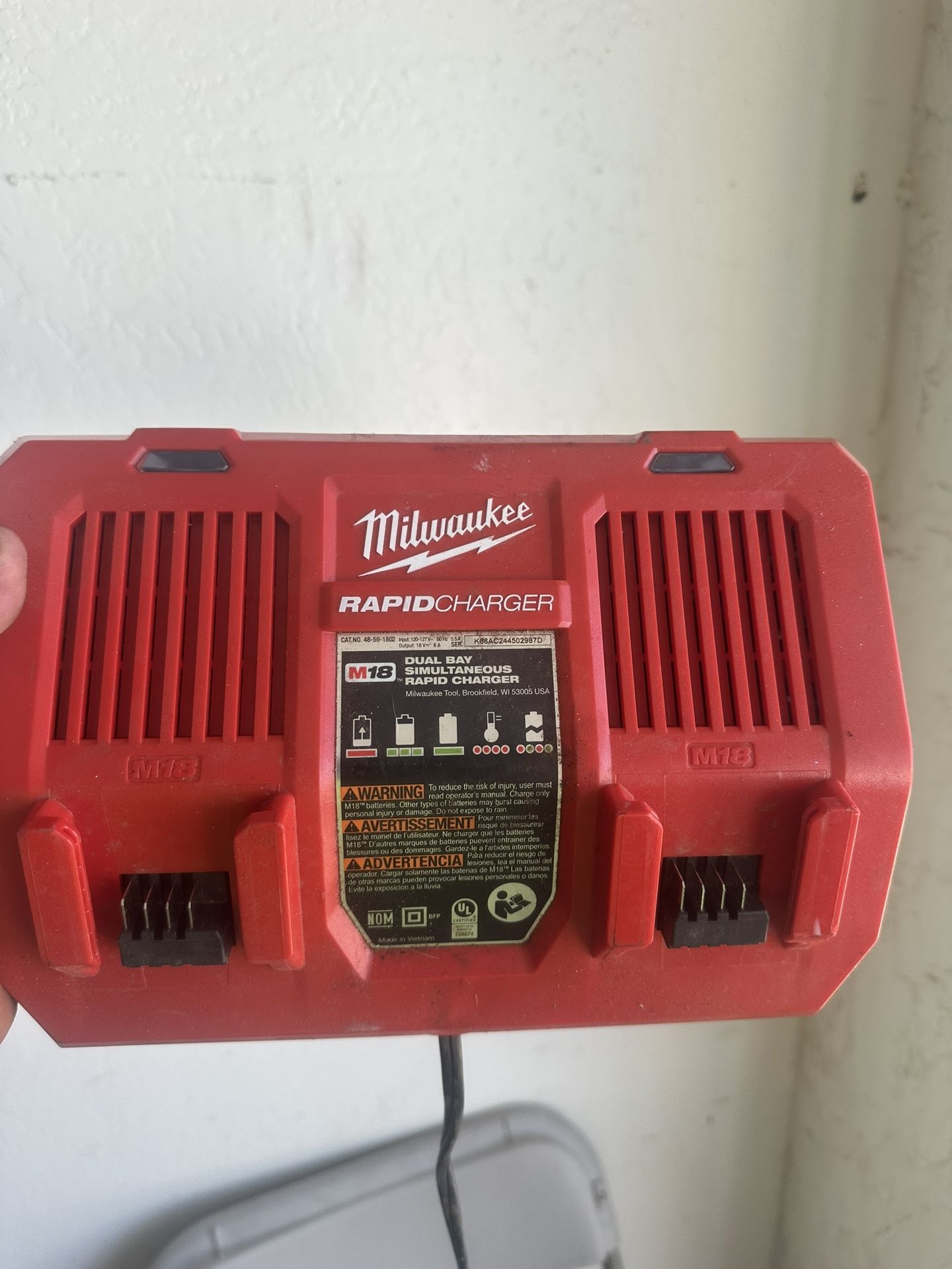 Cargador de baterías Milwaukee Carga rápida