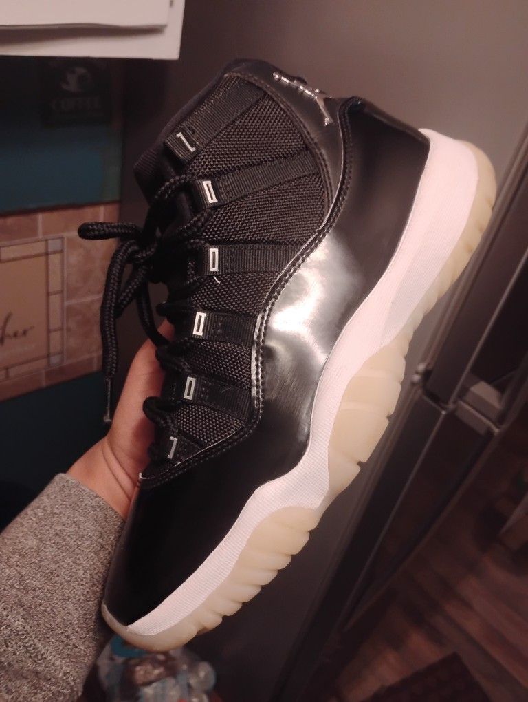 AJ 11 SIZE 9