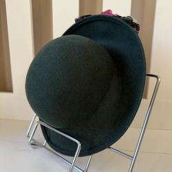 women's fashion hat 👒 dark green new no tag