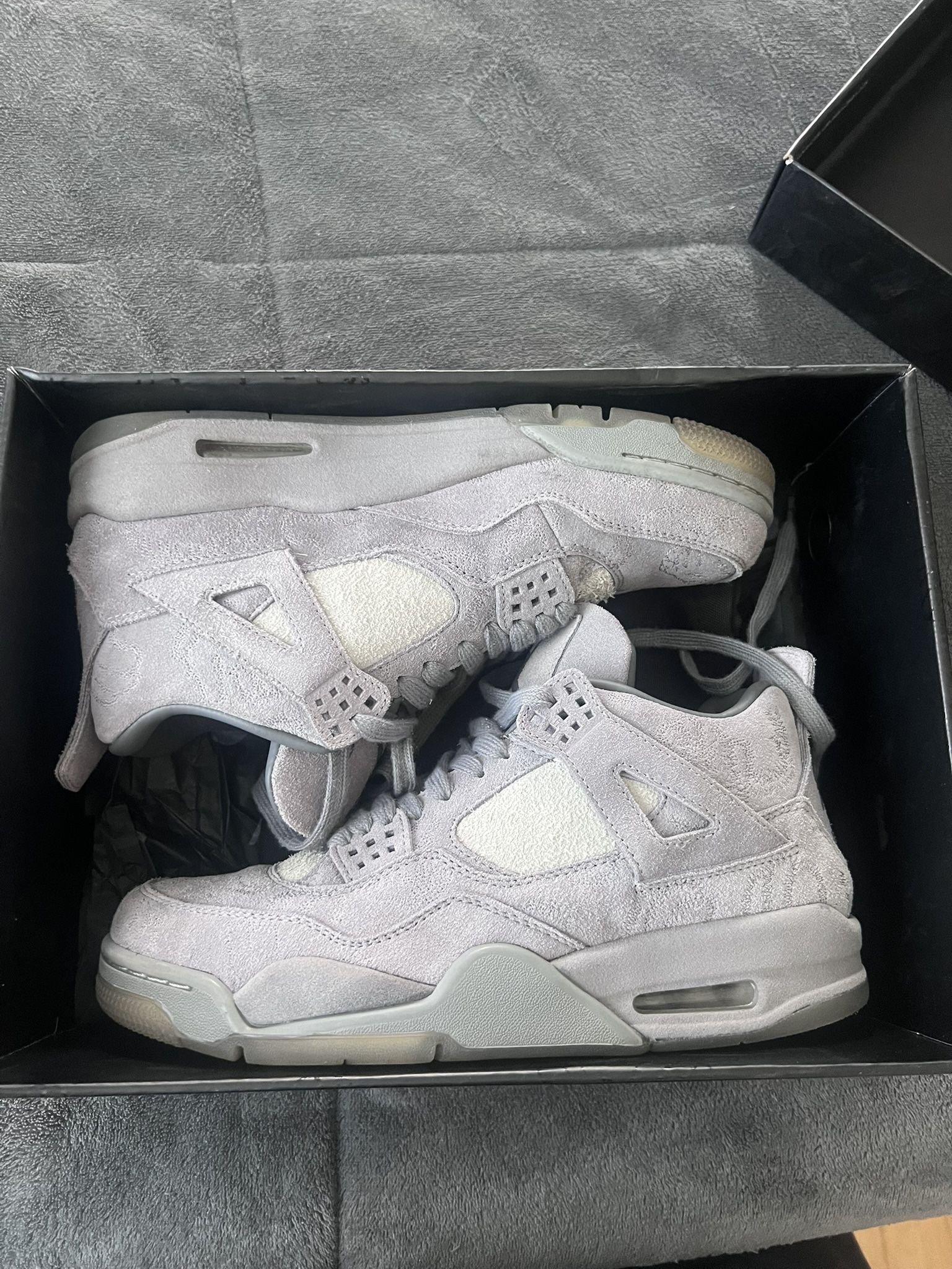 KAWS X JORDAN 4