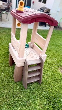 Step2 Lookout Treehouse durable plastic in excellent condition  85$