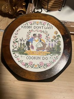 Vintage Jerry Schultz Co Wooden Trivet Plaque Wall Hanging "Kissin' Don't Last Cookin' Do" 8x8