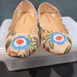 Woman's  Slip-on Size 9