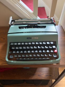 Vintage functional 1968 Olivetti lettera Typewriter