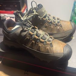 Size 9Keen Low Top Waterproof Boots