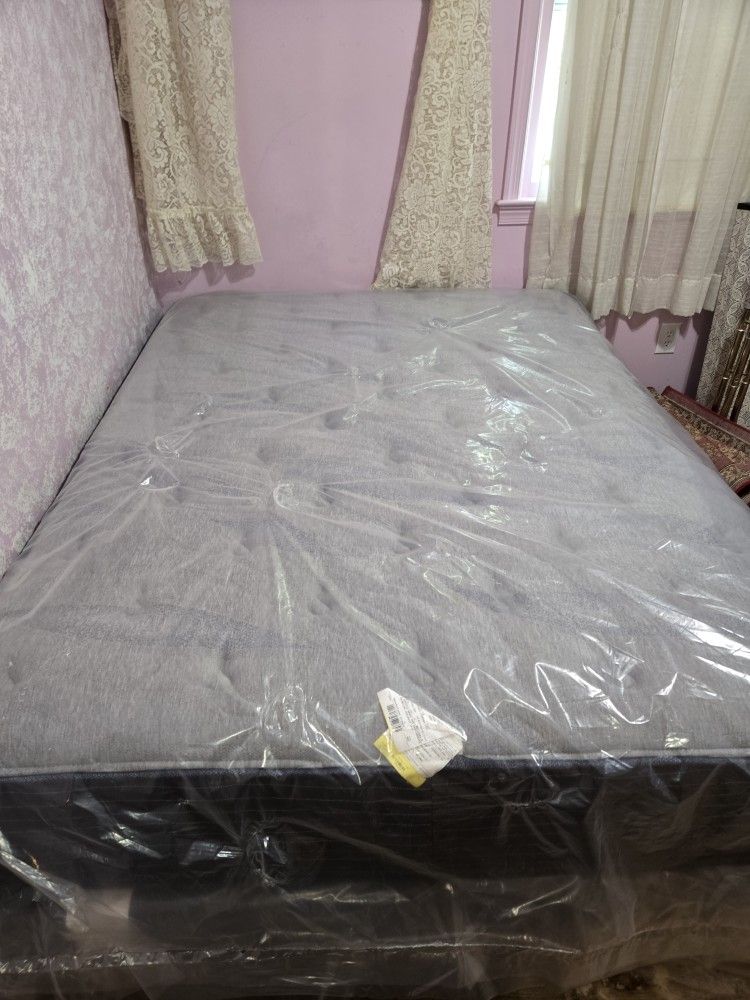 Serta Luxe Chamblee Queen Mattress & Box Spring