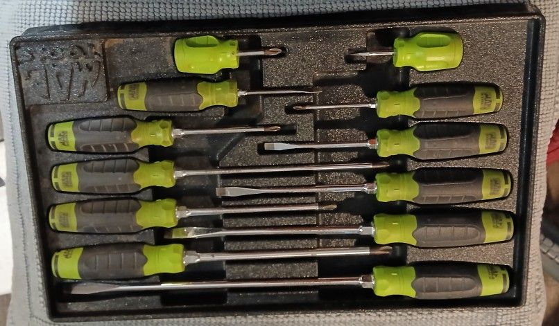 MAC TOOLS: 12 PIECE MAC-GRIP COMBINATION SCREWDRIVER SET (GREEN)