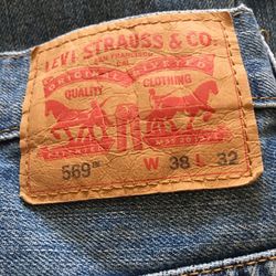 LEVI’S 569 38” x 32” GOOD CONDITION  SOME DISTRESS  LOCATION: HORIZON AND GREENWAY 89002