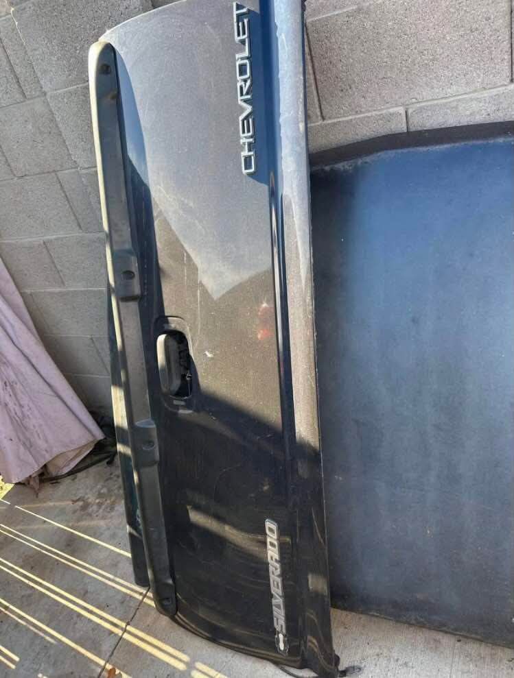 Hello, I’m selling the rear tailgate for my 2005 Chevy Silverado 1500 crew cab color is dark blue asking 150