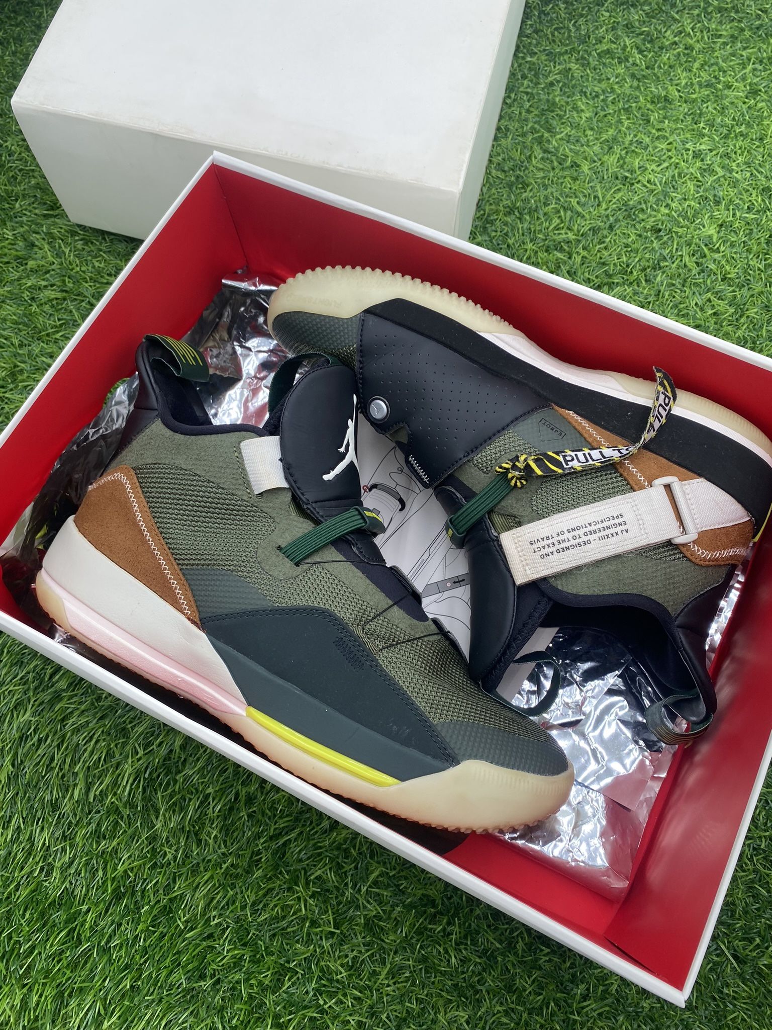 Jordan X Travis Scott 33 Size 8M