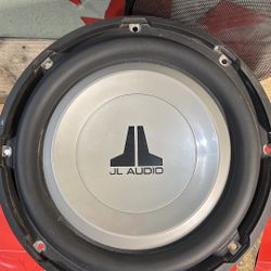 JL audio subwoofer 10 W 1v-4  10 Inch Works Great