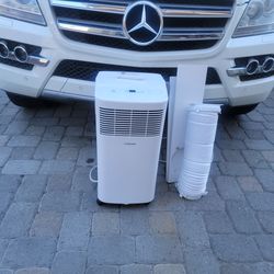 ALMOST BRAND NEW VISSANI 8,500 BTU AIRCONDITIONER WITH WINDOW ACCESSORIES AND REMOTE. EXCELLENT CONDITION