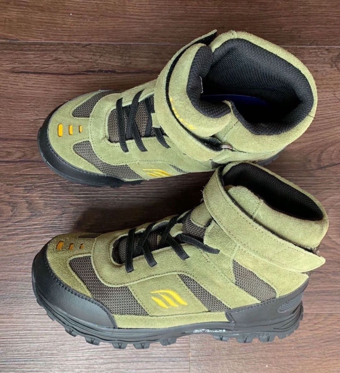 New Kids Hiking Boots, size 4