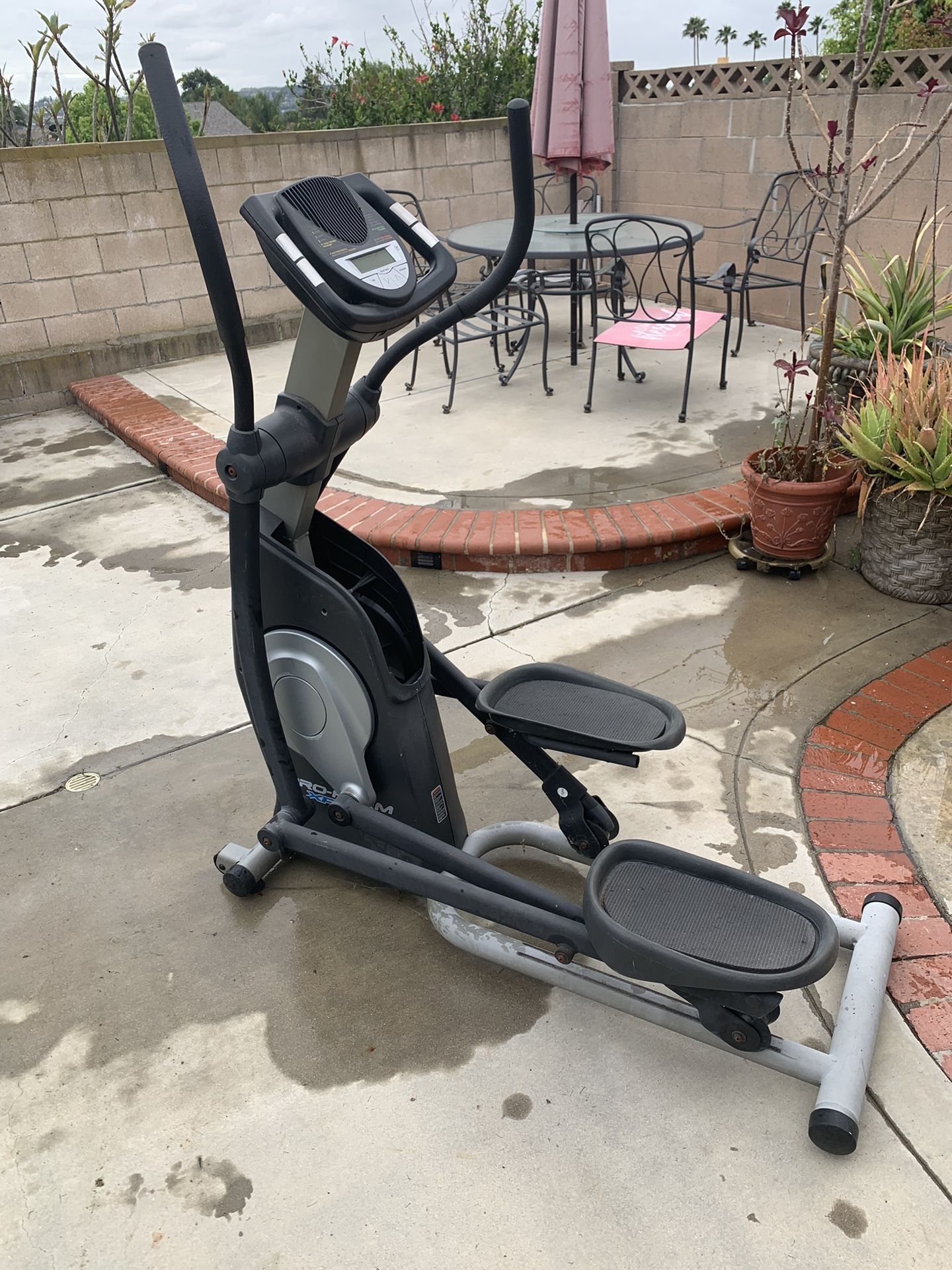 PROFORM XP160 ELLIPTICAL MACHINE for Sale in La Habra Heights, CA