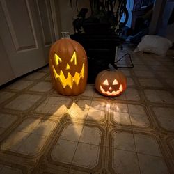 Lot of two vintage Halloween jack-o’-lantern pumpkin lights decoration