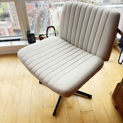 Criss Cross Swivel chair with adjustable height 