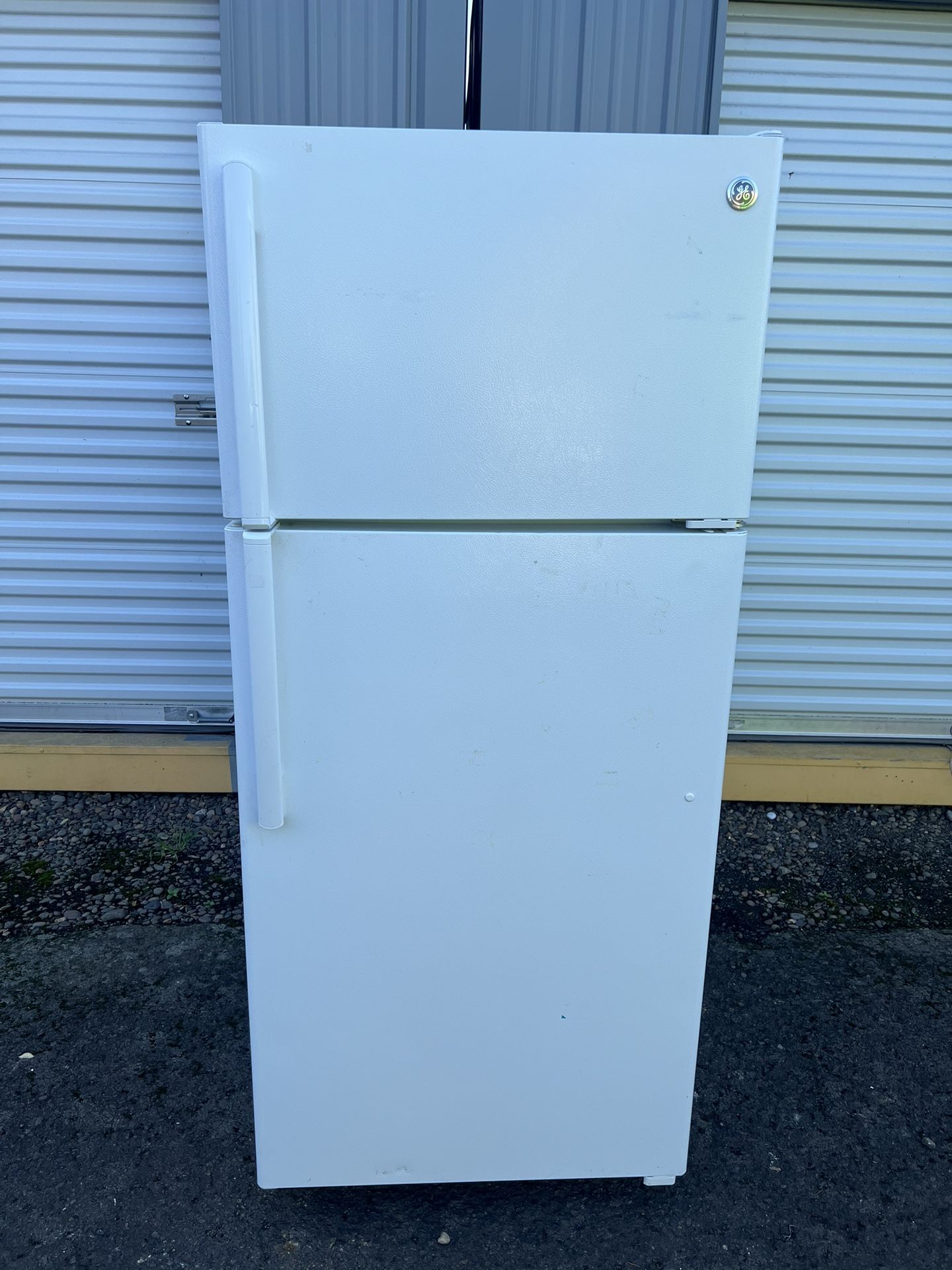 Beautiful GE refrigerator in excellent condition