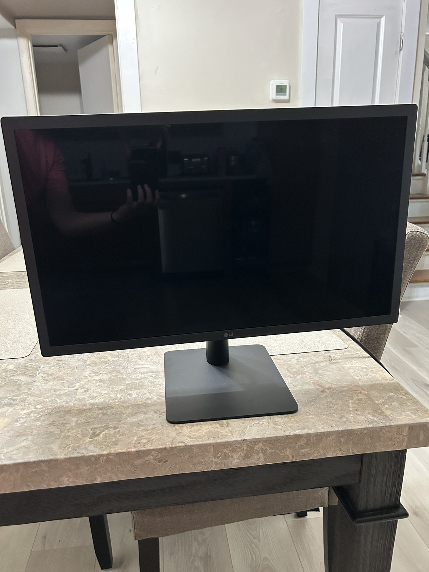LG Computer Monitor 24” Display Built In speakers