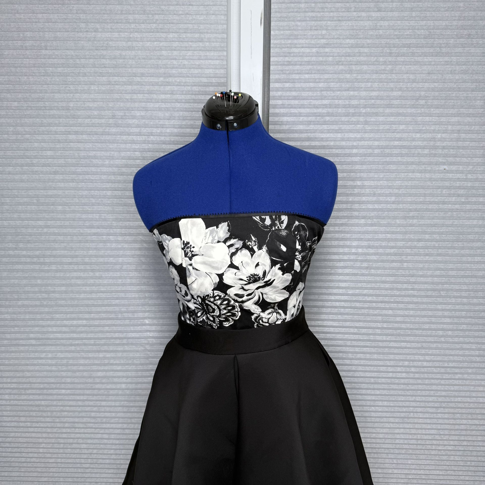 Monochrome black and white floral zipper corset- WHITE BLACK HOUSE MARKET