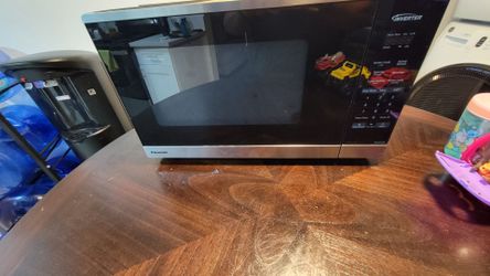 Panasonic Inverter Microwave 1.3 Cu. Ft. – 1200W – Excellent Condition