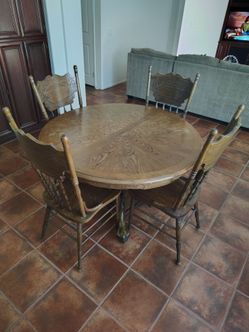 Table, chairs and hutch